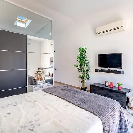 Hidden Gem In The Center Of Apartment